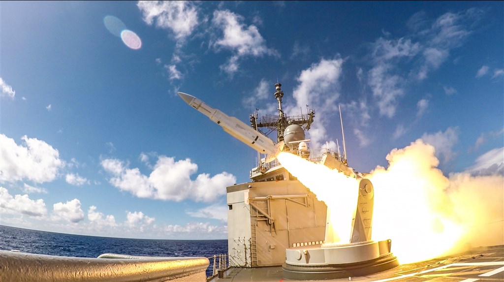 成功級子儀軍艦發射標準一型防空飛彈。(國防部提供)