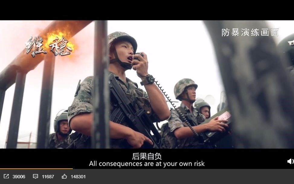 中國解放軍駐港部隊發布了一則演練短片,演練環境顯然針對香港而設,當中更以粵語警告示威者:後果自負。(圖取自駐香港部隊微博weibo.com)