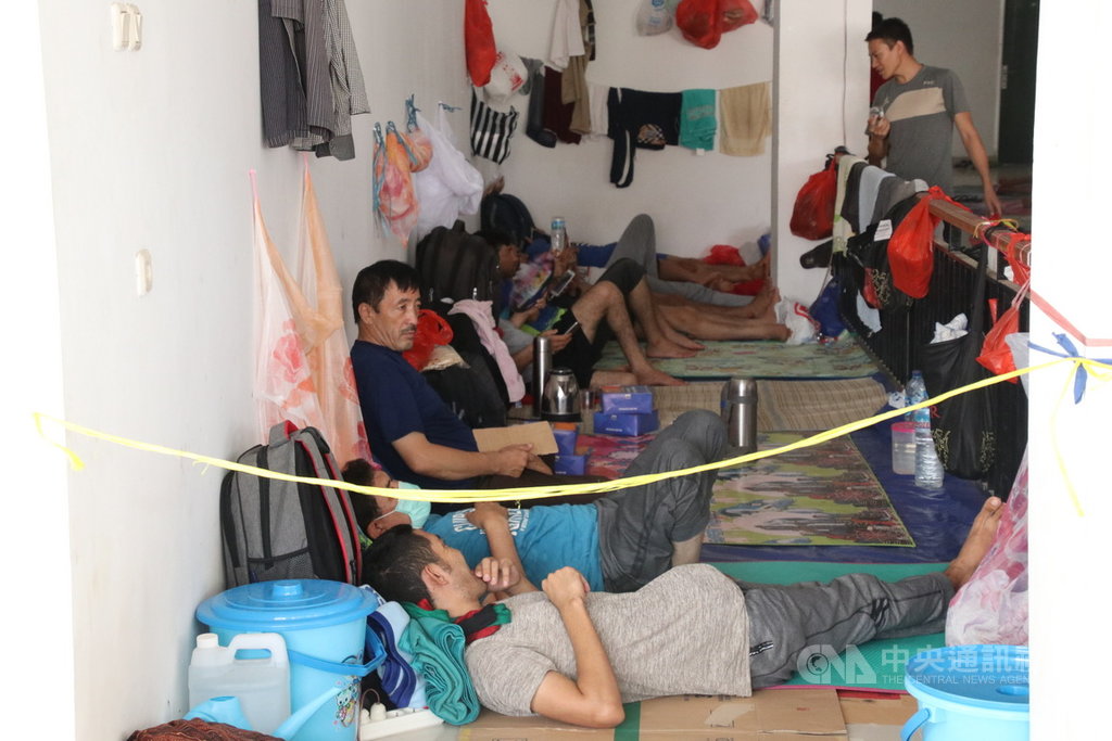印尼是難民獲得第三國安置前的中繼國,有的難民等待安置已超過6年,國際組織僅能協助少部分,許多難民經濟陷入困頓,都希望能有工作權。中央社記者石秀娟雅加達攝。 108年8月3日