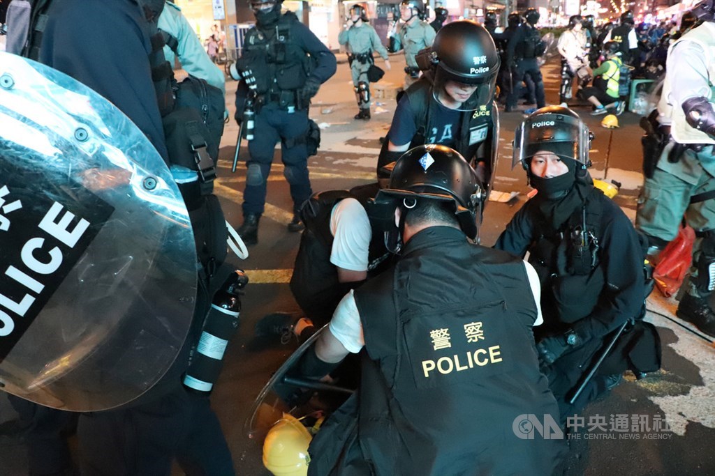 香港旺角遊行今晚再次上演催淚彈清場,港警晚間9時30分,從尖沙嘴與旺角警署採南北包圍彌敦道策略,沿路狂打催淚彈快速清場,逮捕數名示威者。中央社記者張謙香港攝 108年8月3日