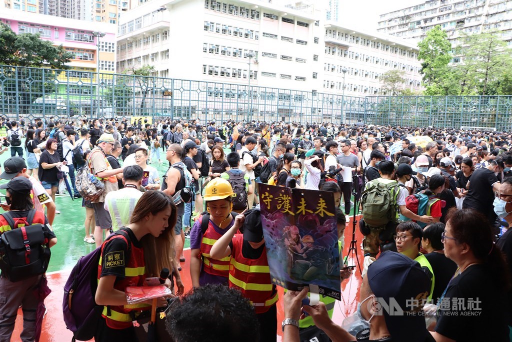 旺角遊行於3日登場,下午2時30分左右,已有數千人在起點晏架街遊樂場集合。中央社記者張謙攝 108年8月3日