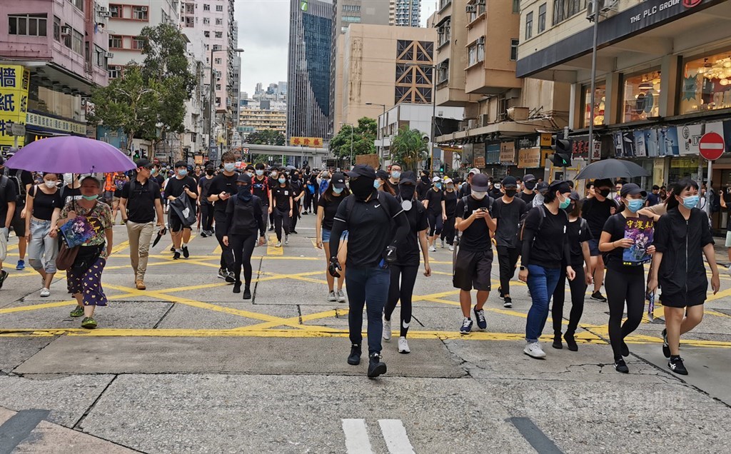 3日下午4時30分時,大批示威者偏離遊行申請路線,向彌敦道方向前進,並一邊高喊「光復香港,時代革命」口號。中央社記者張謙攝 108年8月3日