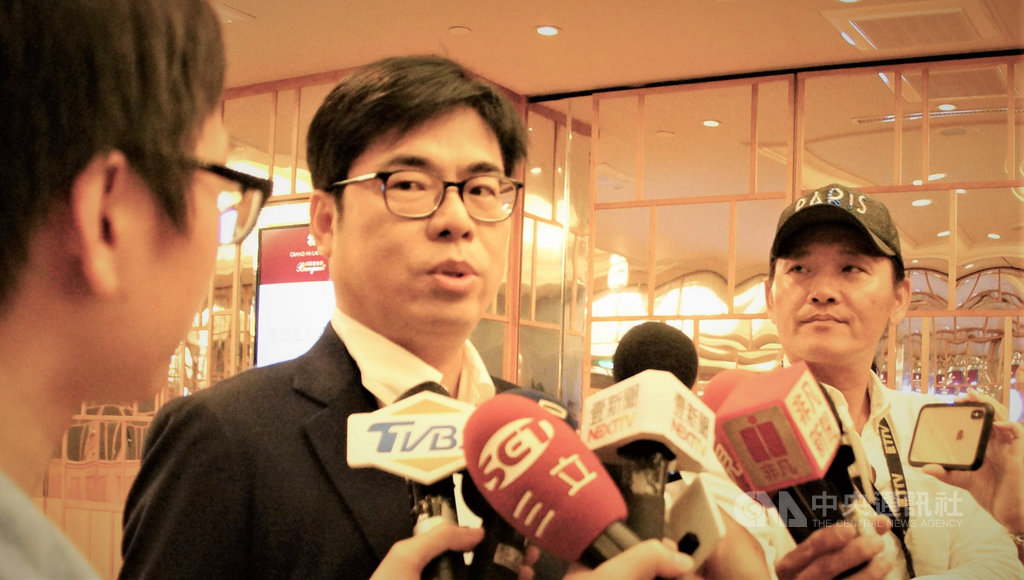 國民黨總統參選人、高雄市長韓國瑜啟動下鄉之旅,行政院副院長陳其邁(左2)3日出席活動受訪表示,韓國瑜以後會變成全職的參選人,市長工作大概就會剩下part-time的時間,選舉工作耽誤市政在所難免,這是市民的損失及遺憾。中央社記者程啟峰高雄攝 108年8月3日