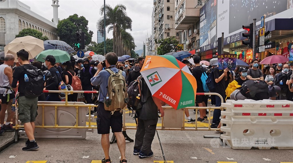 香港旺角遊行再次出現遍地開花情勢,示有威者在尖沙咀彌敦道上築起路障,準備與警方對峙。中央社記者張謙香港攝 108年8月3日