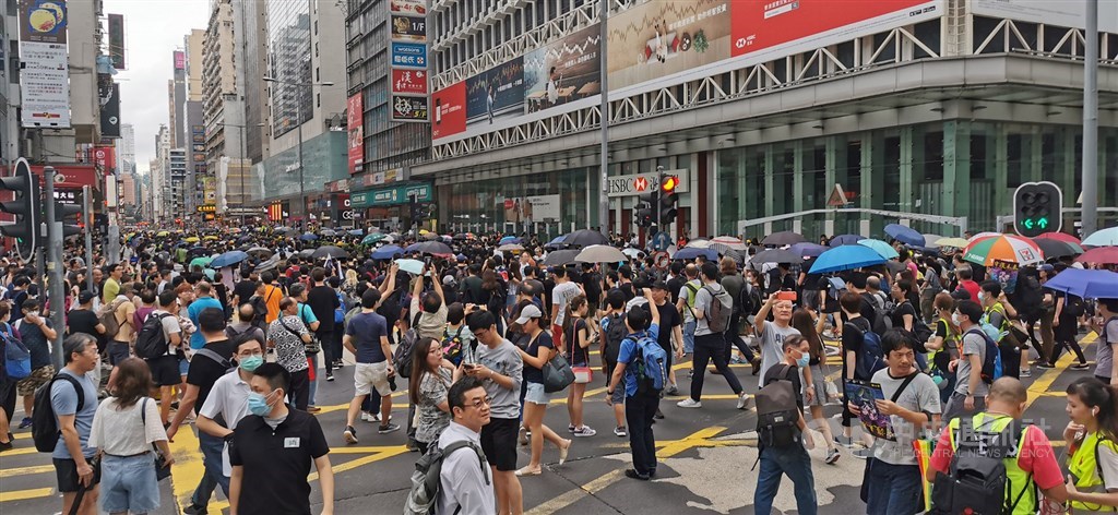 3日下午4時30分左右,示威人士偏離原先獲准遊行路線,從亞皆老街走出彌敦道,再從彌敦道右轉往尖沙咀方向前進,沿途高喊「星期一,罷工」「香港加油」等口號。彌敦道交通已經癱瘓。中央社記者張謙攝 108年8月3日