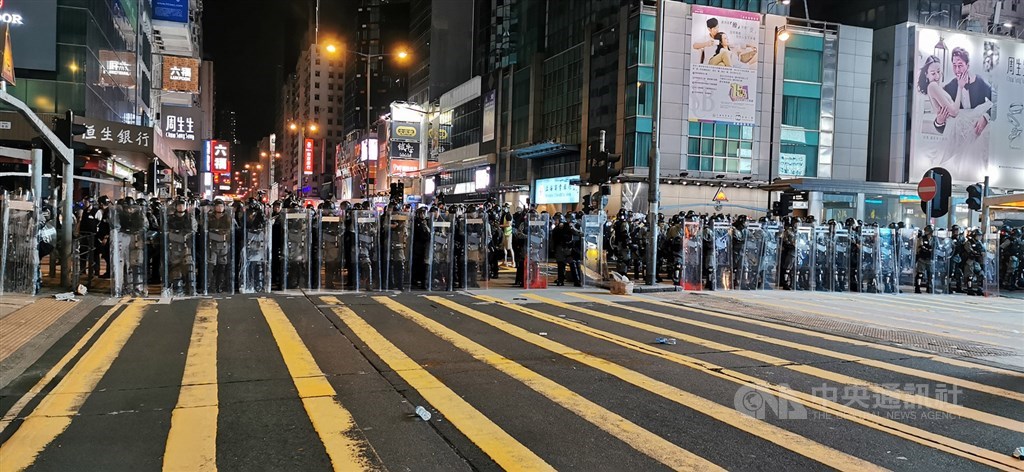 3日晚間9時30分左右,香港鎮暴警察於旺角彌敦道與亞皆老街路口佈防,準備驅散示威者。中央社記者張謙香港攝 108年8月3日