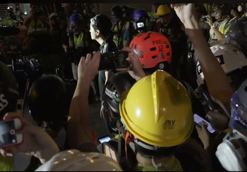 3日晚間10時過後香港尖沙嘴已有大批警力進駐,有一名遊行民眾在街頭與警方喊話,吸引現場媒體注意。(圖取自立場新聞facebook.com/standnewshk)