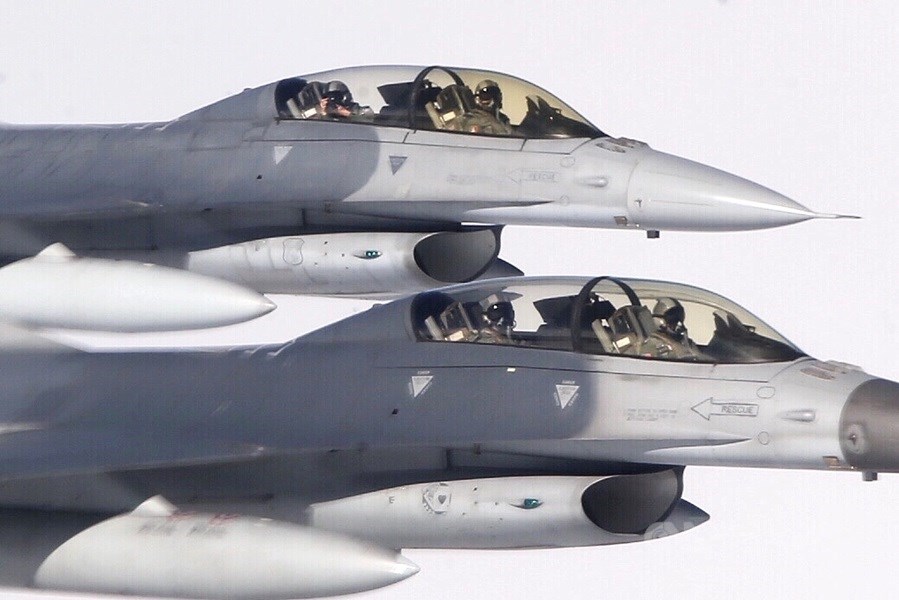 空軍傳出已向美方表達需求,讓在美國受訓的F-16飛行員,與美軍F-18艦載機進行對抗戰術訓練。國防部官員3日對此表示,只要有助於提升戰力都樂觀其成。(中央社檔案照片)