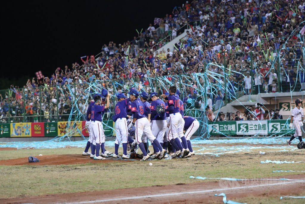 U12世界盃少棒錦標賽,中華隊4日晚間冠軍戰和日本隊交手,最終以4比0拿勝,成功將冠軍獎盃留在台灣,場邊拋下藍色彩帶慶祝。中央社記者張皓安攝 108年8月4日
