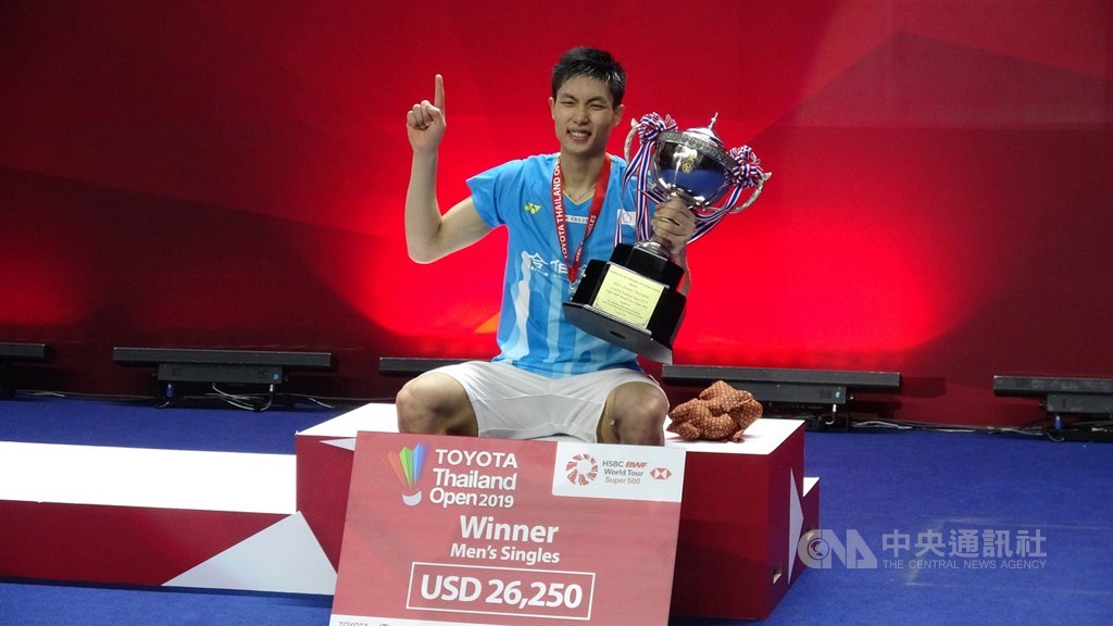 台灣羽球一哥周天成4日在泰國羽球公開賽男單決賽,決勝局連續化解對手4個賽末點,以21比14、11比21、23比21擊敗香港選手伍家朗,抱走冠軍。中央社記者呂欣憓曼谷攝 108年8月4日