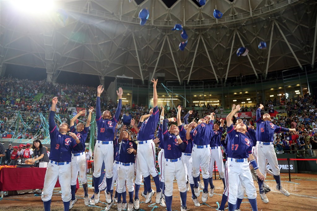 U12世界盃少棒錦標賽冠軍戰,中華隊4日晚間迎戰日本隊,最終以4比0拿勝,將冠軍獎盃留在台灣。 中央社記者張皓安攝 108年8月4日