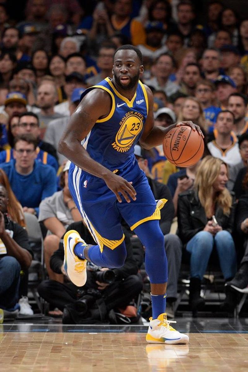 ESPN報導指出,手握3枚美國職籃NBA冠軍戒指的葛林(前)同意續留金州勇士,將簽延長合約,葛林的合約變成5年1.18億美元(約新台幣37.22億元)。(圖取自facebook.com/draymondgreen)