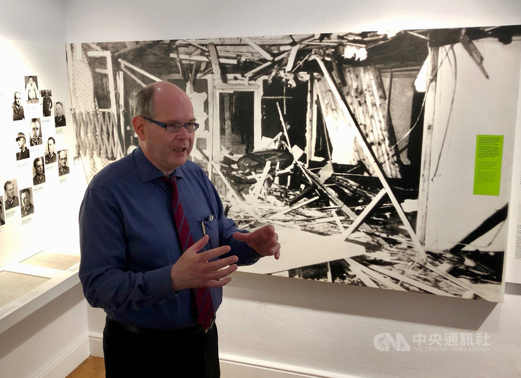 德國抵抗運動紀念館館長圖赫爾身兼柏林自由大學教授,對納粹歷史有深入研究,他身後的照片是被暗殺的炸彈炸毀的作戰指揮中心簡報室。中央社記者林育立柏林攝 108年8月5日