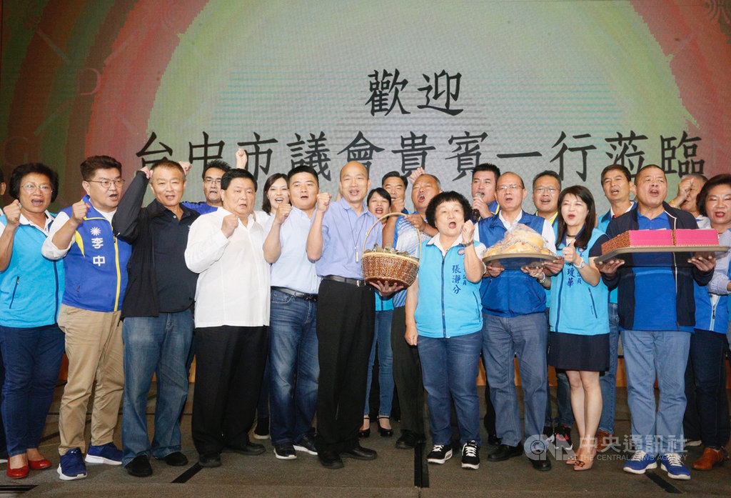 台中市國民黨紅、黑派系5日南下高雄,大甲鎮瀾宮董事長顏清標(前左4)、立委顏寬恒(前左5)及多名台中市議員帶來粽子、太陽餅送給高雄市長韓國瑜(前左6),高喊「韓國瑜、當選」,展現團結勝利的決心。中央社記者董俊志攝 108年8月5日