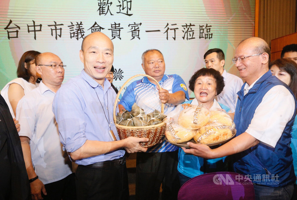 台中市國民黨紅、黑派系5日南下為高雄市長韓國瑜加油打氣,台中市議員張瀞分(前右2)等人帶來粽子、太陽餅送給韓國瑜(前左2),並高喊「韓國瑜、當選」,展現團結勝利的決心。中央社記者董俊志攝 108年8月5日