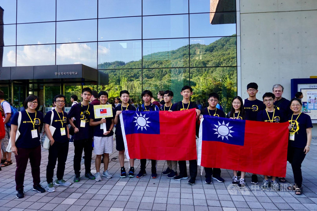 國際語言學奧林匹亞競賽於7月29日至8月2日在南韓京畿道龍仁市韓國外國語大學舉行。台灣代表隊全體於閉幕式會場外合影。(駐韓教育組提供)中央社記者姜遠珍首爾傳真 108年8月5日