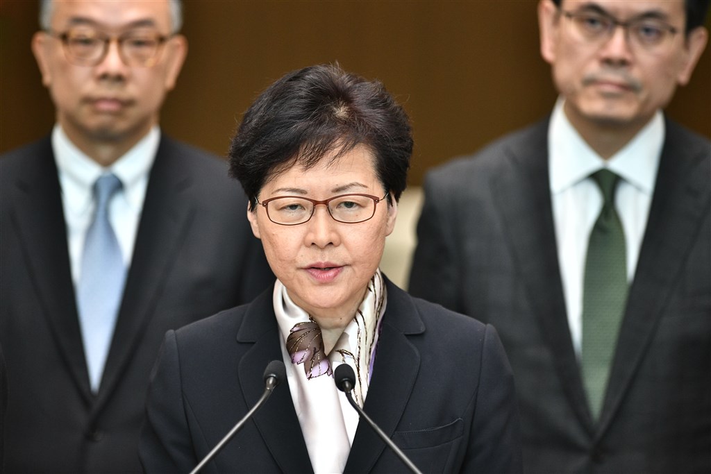 香港行政長官林鄭月娥(前)5日表態會「謹守崗位」,並指極端分子的作為嚴重挑戰國家主權,玉石俱焚的做法只會將香港推上不歸路。(法新社提供)