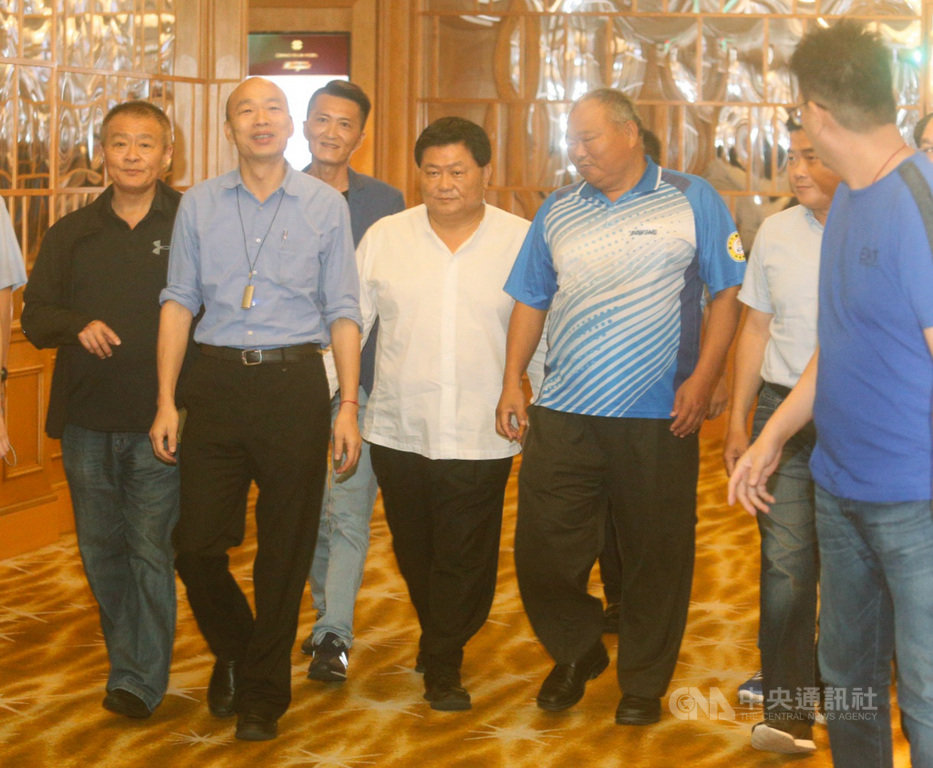 台中市國民黨紅、黑派系5日南下為高雄市長韓國瑜(左2)加油打氣,大甲鎮瀾宮董事長顏清標(左4)晚間在漢來飯店與韓國瑜見面。中央社記者董俊志攝 108年8月5日