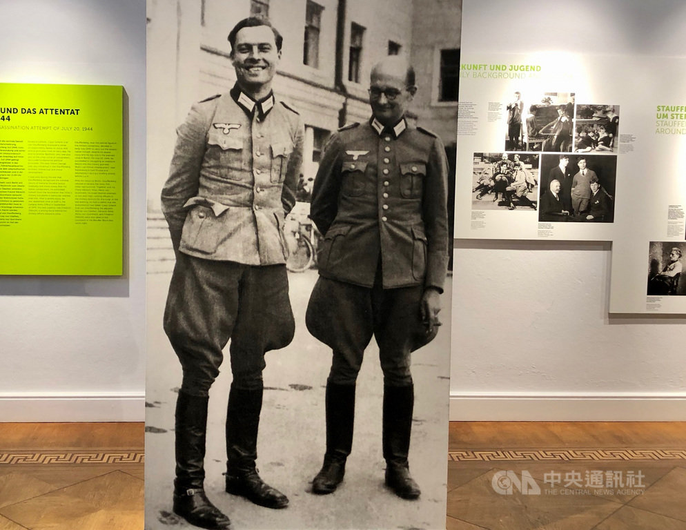 德軍上校史陶芬柏格(左)是一位傑出的軍事戰略家,受希特勒重用,因此得以接近和暗殺他。中央社記者林育立柏林攝 108年8月5日