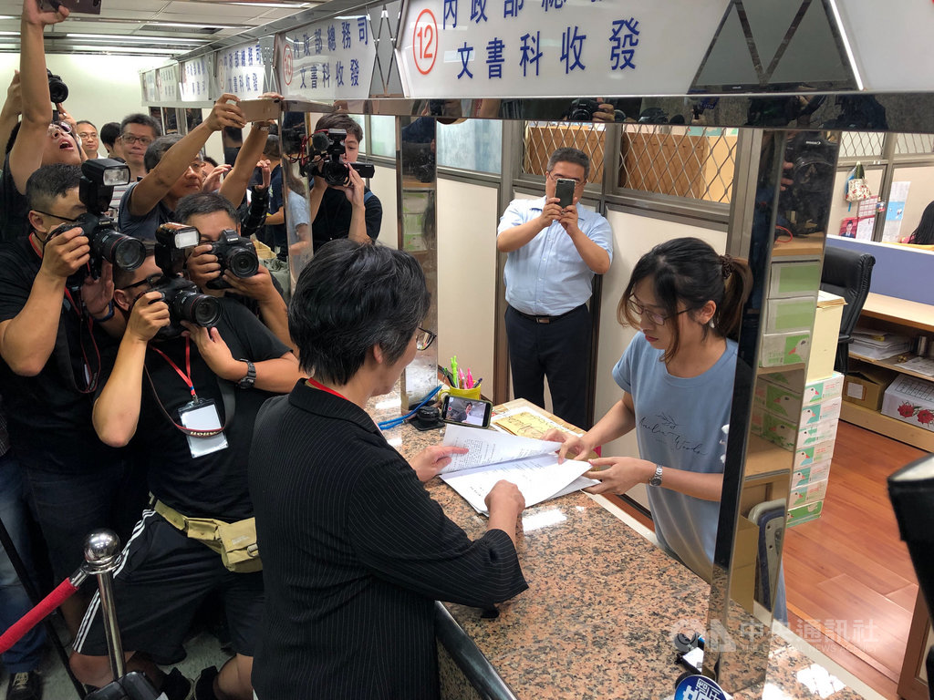 台灣民眾黨6日舉行創黨大會,發起人蔡壁如在會後前往內政部遞交相關資料。中央社記者王承中攝 108年8月6日