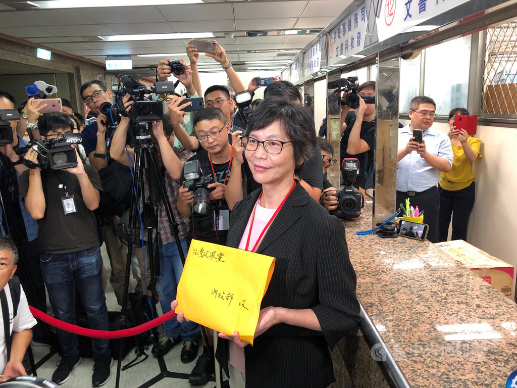 台灣民眾黨6日舉行創黨大會,發起人蔡壁如在會後前往內政部遞交相關資料。中央社記者王承中攝 108年8月6日