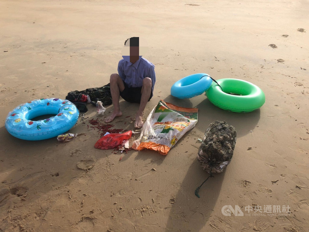 海巡署金馬澎分署第九岸巡隊6日表示,中國大陸常姓男子以3顆游泳圈從廈門偷渡到金門縣烈嶼鄉,遭岸巡人員埋伏逮獲。(金門岸巡隊提供)中央社記者黃慧敏傳真 108年8月6日