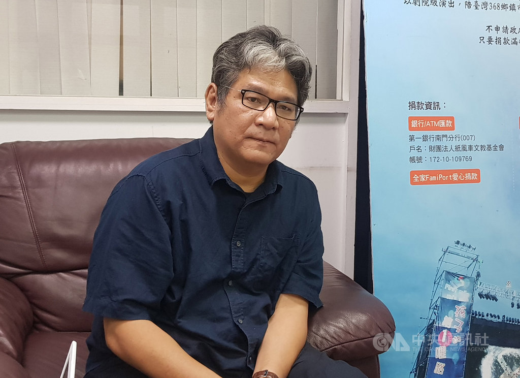 紙風車文教基金會執行長李永豐(圖)6日接受媒體聯訪時表示,他接受台中市長盧秀燕道歉,但暫時仍不會去台中演出。中央社記者鄭景雯攝 108年8月6日