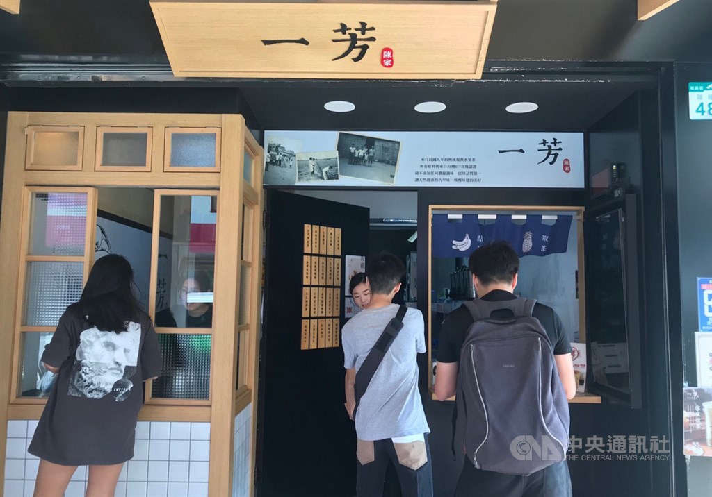 一芳水果茶針對香港罷工在微博發文,指堅決維護一國兩制,反對暴力罷工。高雄瑞隆店6日一早開門營業,希望生意不受影響,並在網路社群發出愛台灣聲明。中央社記者王淑芬攝 108年8月6日
