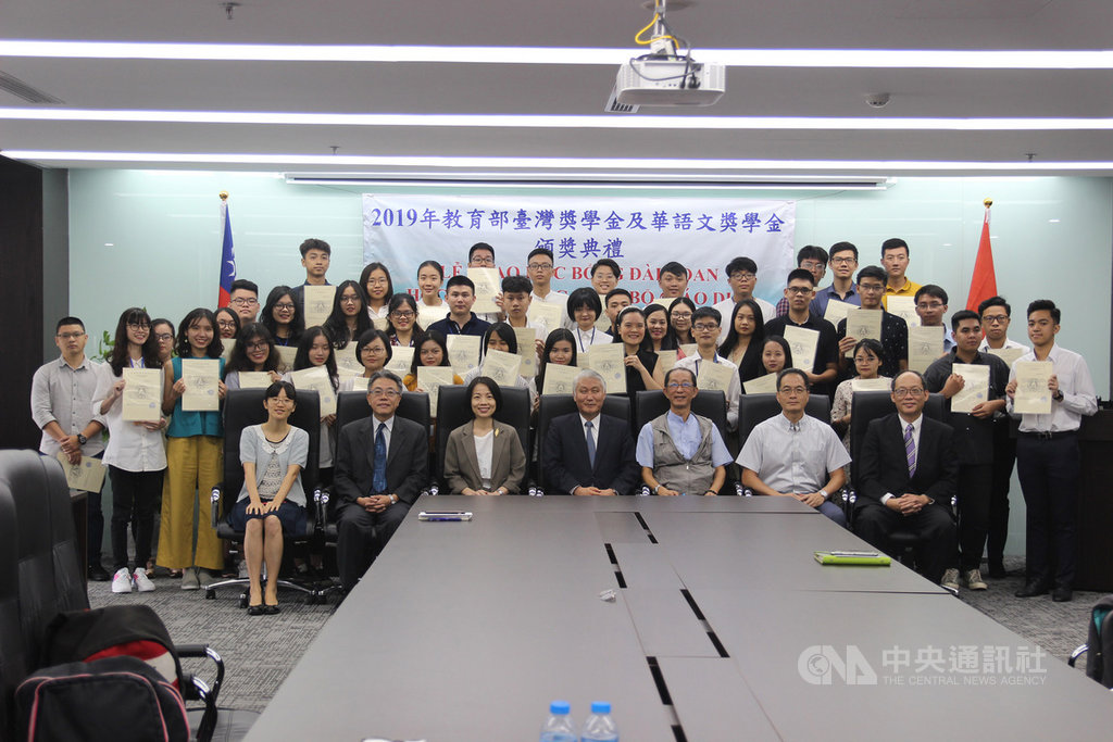 駐越南台北經濟文化辦事處教育組6日在河內頒發「2019年教育部台灣獎學金及華語文獎學金」,54名來自越南順化省(Hue)以北地區及1名寮國學生獲獎。圖為與會代表與獲獎生合影。中央社河內攝 108年8月6日
