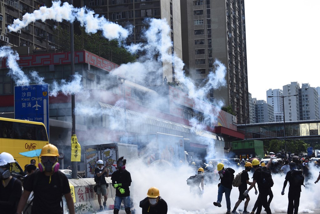 香港逃犯條例修訂引發的爭議持續,示威者5日在7區集會,過程中各區都出現示威者堵路情況,其中黃大仙爆發激烈警民衝突,警方施放多枚催淚彈。(香港中通社提供)中央社 108年8月5日