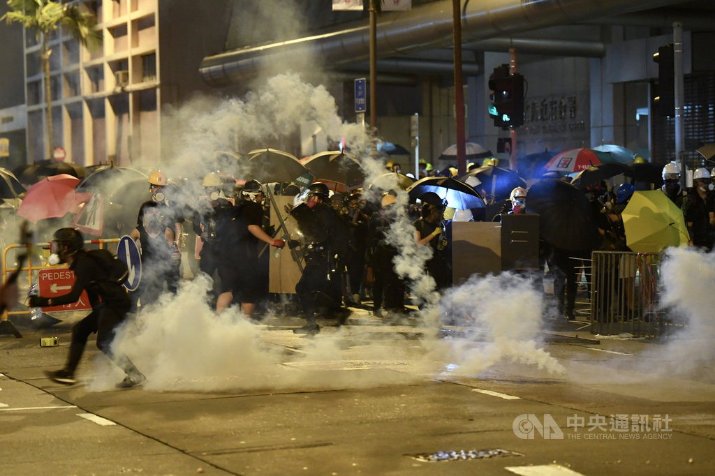 反送中5日發起「三罷」7區集會,引發全港大混戰,示威者兵分多路圍攻13間警署,到處封街、縱火。圖為警方在北角發射催淚彈驅離示威者。(中通社提供)中央社 108年8月6日