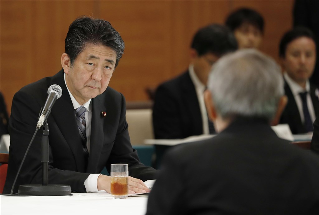 針對日韓關係嚴重對立,日本首相安倍指出,是韓方片面做出違反日韓請求權協定的行為,破壞作為兩國建交基礎的國際條約。(共同社提供)