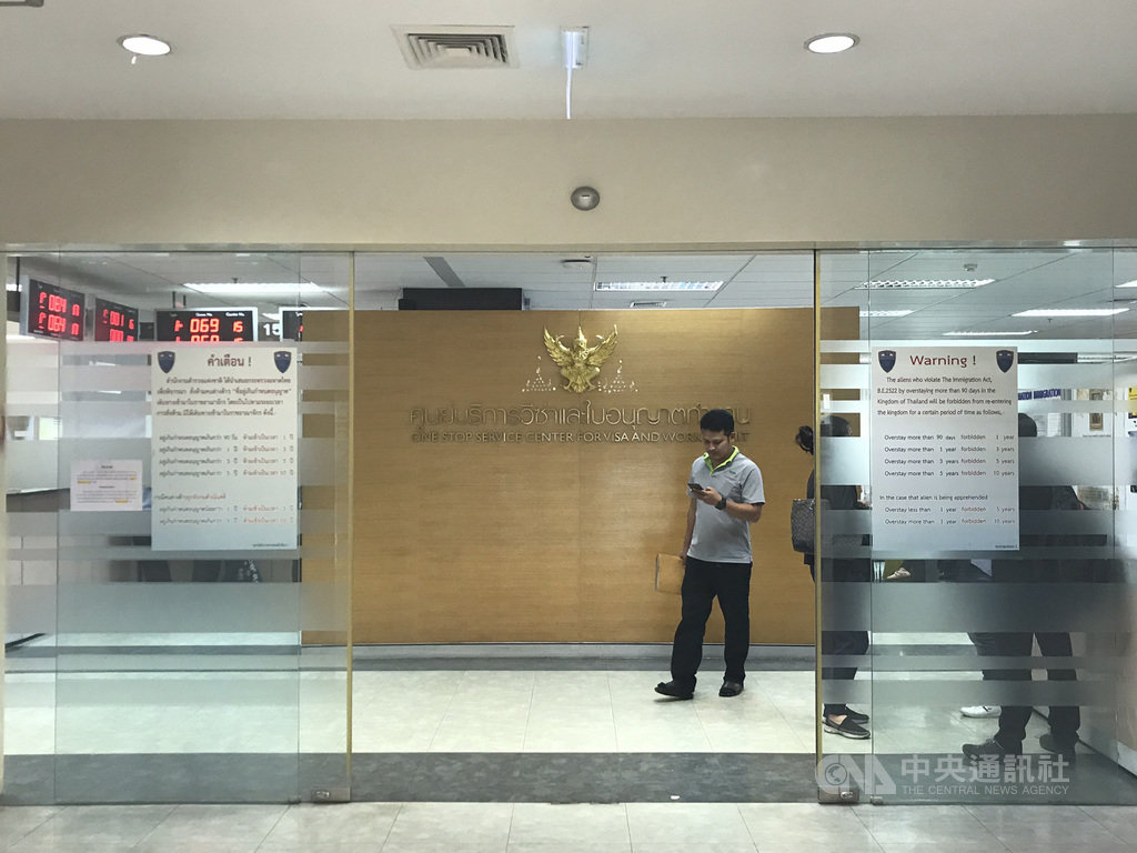 在泰國長居的外國人平均每90天就必須到移民局報到一次,近來泰國政府嚴格執行TM30規定,更讓在泰的外國人叫苦連天。圖為外國人可以報到的一站式服務中心。中央社記者呂欣憓曼谷攝 108年8月7日