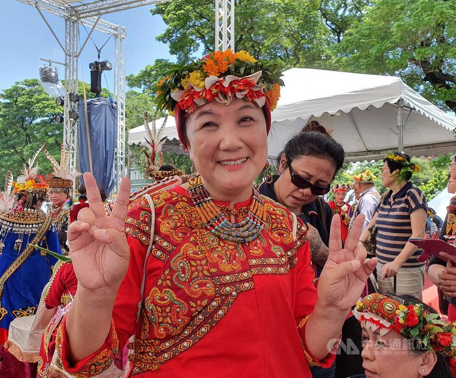 教育界出身的屏東縣政府原民處長伍麗華接受民進黨徵召,參選2020山地原住民立法委員選舉,她說,她如果當選,將協助解決原住民的土地、產業、教育和文化問題,推動法案的立法和修法。中央社記者郭芷瑄攝 108年8月7日