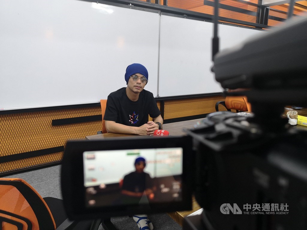 馬來西亞創作歌手黃明志與台灣淵源深厚,視台灣為第二個家。對於台灣即將迎來總統大選,他認為民主並非唾手可得,盼台灣人莫忘爭取自由精神。中央社記者蘇麗娜吉隆坡攝 108年8月7日