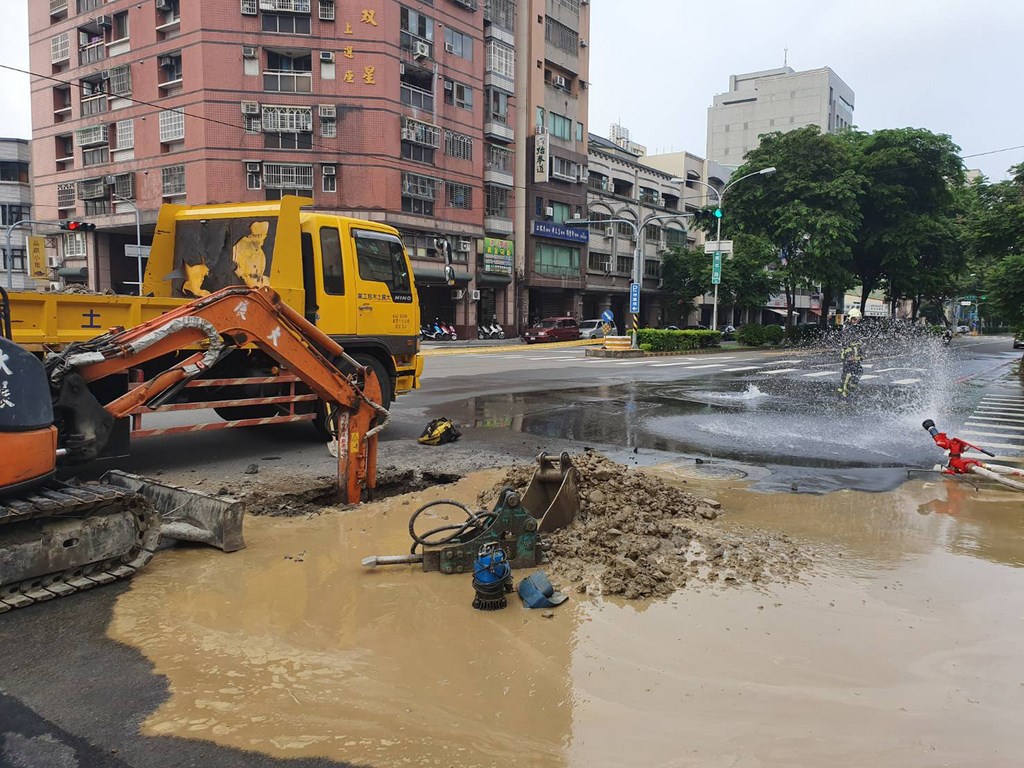 台中市政府消防局8日上午5時30分接獲民眾報案指出,南區高院路和南平路口,今天凌晨宜蘭外海地震發生後,自來水與天然氣管線破裂造成外洩,路面隆起。消防人員持續在現場灑水警戒。(台中市消防局提供)中央社記者蘇木春傳真 108年8月8日