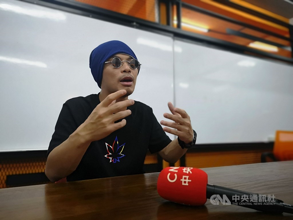 有「馬來西亞創作鬼才」之稱的黃明志寫歌常帶批判,過去多次遭警方逮捕,但他並不退縮,不放棄這樣的創作方式。中央社記者蘇麗娜吉隆坡攝 108年8月7日
