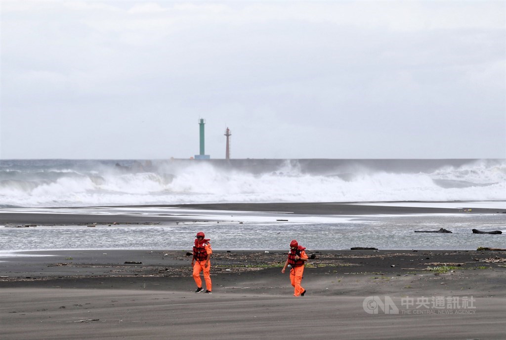 颱風利奇馬逐漸接近台灣,中央氣象局已發布海上陸上颱風警報,提醒基隆、新北、台北、宜蘭、花蓮等地防範強風豪雨,宜蘭頭城海邊也有海巡人員加強巡邏,維護民眾安全。中央社記者王飛華攝 108年8月8日