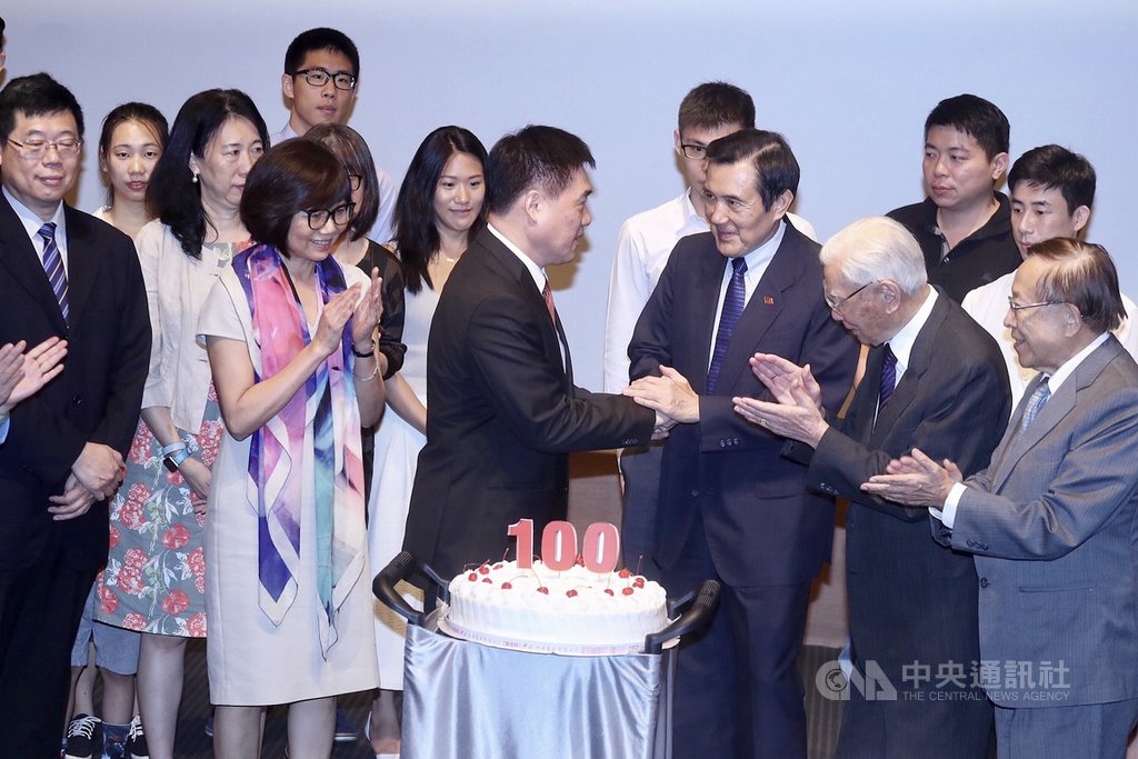 前總統馬英九(前右3)、國民黨副主席郝龍斌(前右4)8日在台北誠品信義店出席「郝柏村回憶錄」新書發表會,為前行政院長郝柏村慶生。中央社記者吳翊寧攝 108年8月8日