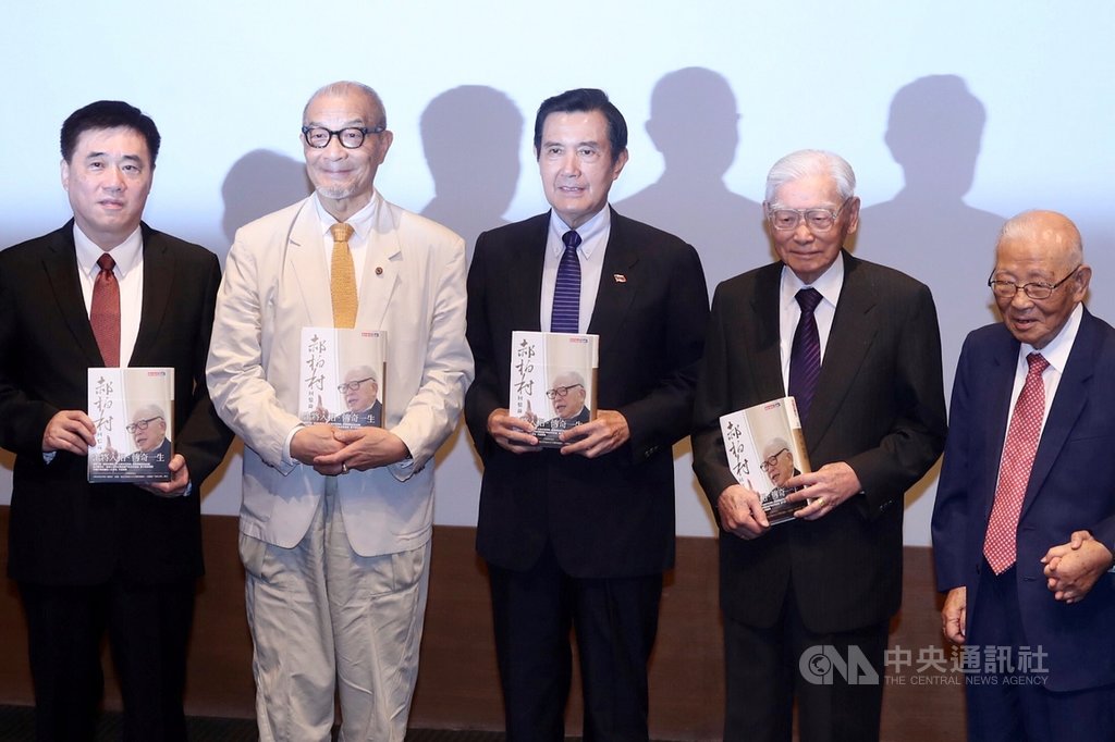 前總統馬英九(中)、國民黨副主席郝龍斌(左)8日在台北誠品信義店出席「郝柏村回憶錄」新書發表會,與來賓拿著書籍合影留念。中央社記者吳翊寧攝 108年8月8日