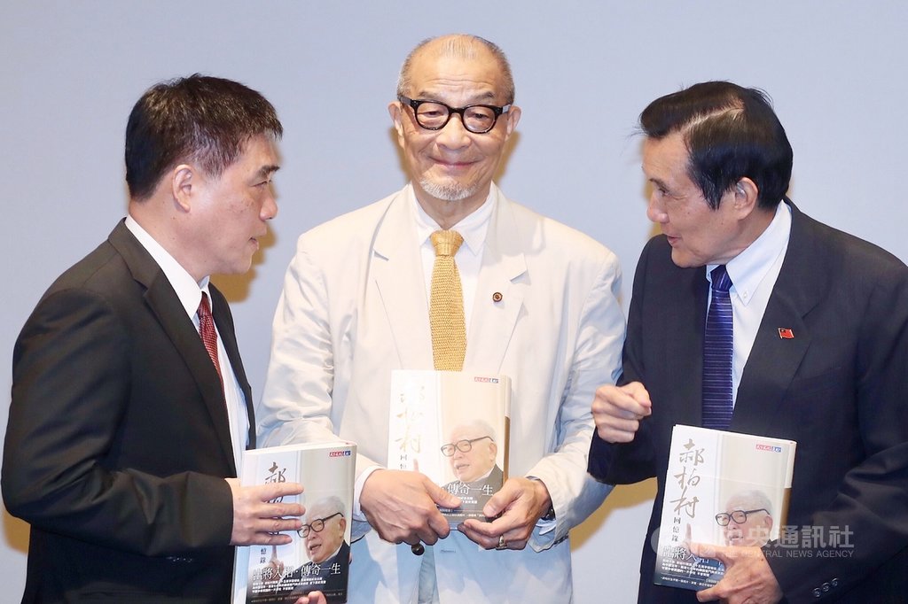 前總統馬英九(右)、國民黨副主席郝龍斌(左)8日在台北誠品信義店出席「郝柏村回憶錄」新書發表會,兩人席間交換意見。中央社記者吳翊寧攝 108年8月8日