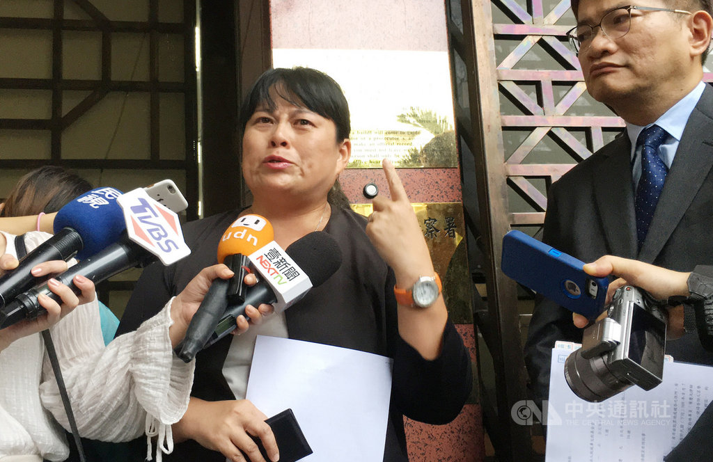 律師葉慶元指稱紙風車劇團承接政府標案收入達新台幣上億元,紙風車文教基金會8日委由副執行長張敏宜(左)代表,前往台北地檢署向葉慶元提告。中央社記者蕭博文攝 108年8月8日