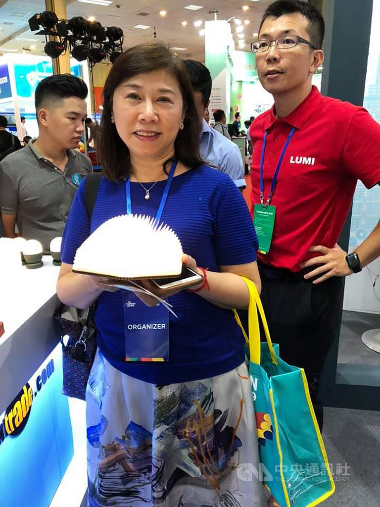 貿協數位商務處處長李惠玲指出,雖然並不是所有廠商都來參展,但是已經在平台上架跟有意來拓佔市場的廠商,超過百家,現場擺放了不少的產品廣告型錄,盼能透過這次的展會,透過電商平台進入越南市場。中央社記者吳柏緯河內攝 108年8月8日