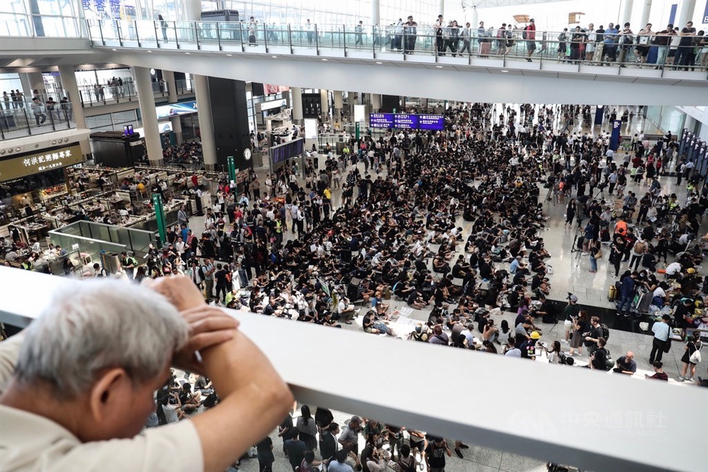 香港國際機場「反送中」集會9日起預計一連3天登場,目的是提出反對修訂逃犯條例運動等多項訴求,集會事前並未依照法律規定向警方申請,目前和平進行中。中央社記者吳家昇攝 108年8月9日