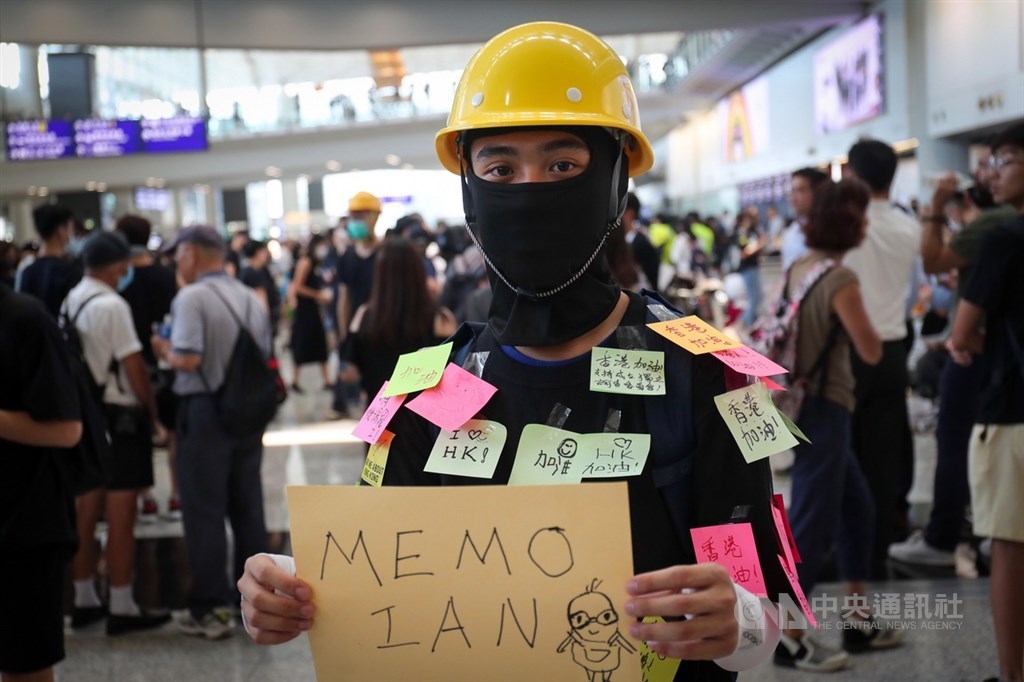 香港國際機場9日有「反送中」集會,約有數百人參加,青年身穿黑衣力挺。中央社記者吳家昇攝 108年8月9日