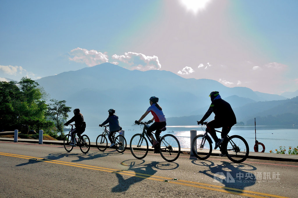 日月潭國家風景區管理處11月3日舉辦「日月潭Come!Bikeday」自行車活動,9日宣布受理報名,組別分為30公里環潭挑戰遊、10公里自行車道逍遙遊、兒童滑步車。圖為單車騎士玩日月潭。(日管處提供)中央社記者蕭博陽南投縣傳真 108年8月9日