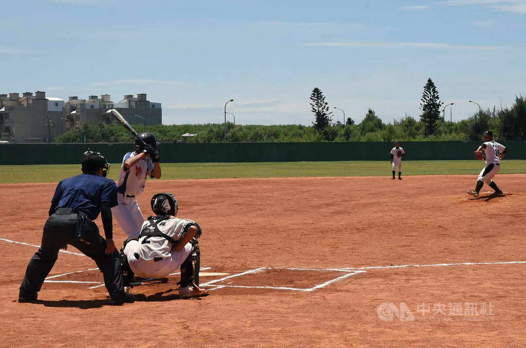 2019年澎湖縣菊島盃全國青少年硬式棒球錦標賽9日開打,今年共吸引14縣市、23隊棒球名校、550多人參加。中央社 108年8月9日