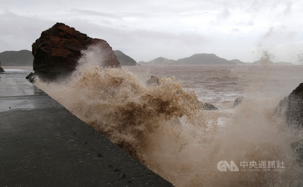 受颱風利奇馬影響,浙江台州溫嶺沿海地區海浪洶湧。中國氣象專家稱,利奇馬強度可以排進中共建政以來,由浙江登陸的颱風前3名,將影響9省市。(中新社提供)中央社記者陳家倫上海傳真 108年8月9日