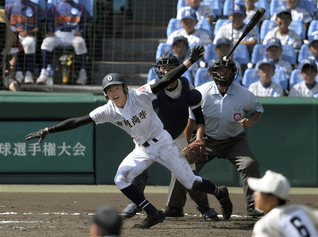 日本夏季甲子園習志野高校9日對戰沖繩尚學高校,沖繩尚學的台灣留學生崔哲瑋(前)4打數敲出3支安打。(共同社提供)
