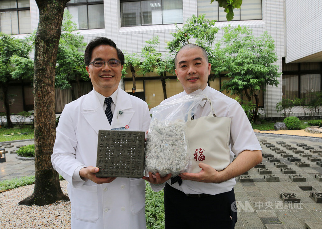 淨斯人間研發長蔡昇倫(右)致贈「淨斯福慧環保連鎖磚」給花蓮慈濟醫院,由院長林欣榮(左)代表接受。(花蓮慈濟醫院提供)中央社記者張祈傳真 108年8月10日